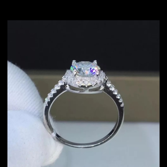 925 Sterling Silver 'Halo' Lab Created Diamond Ring - Picture 7 of 8